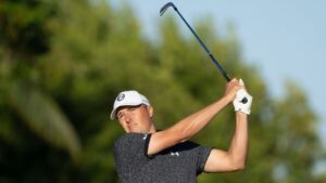 Spieth fires 64, tied with 2 others for Sony lead