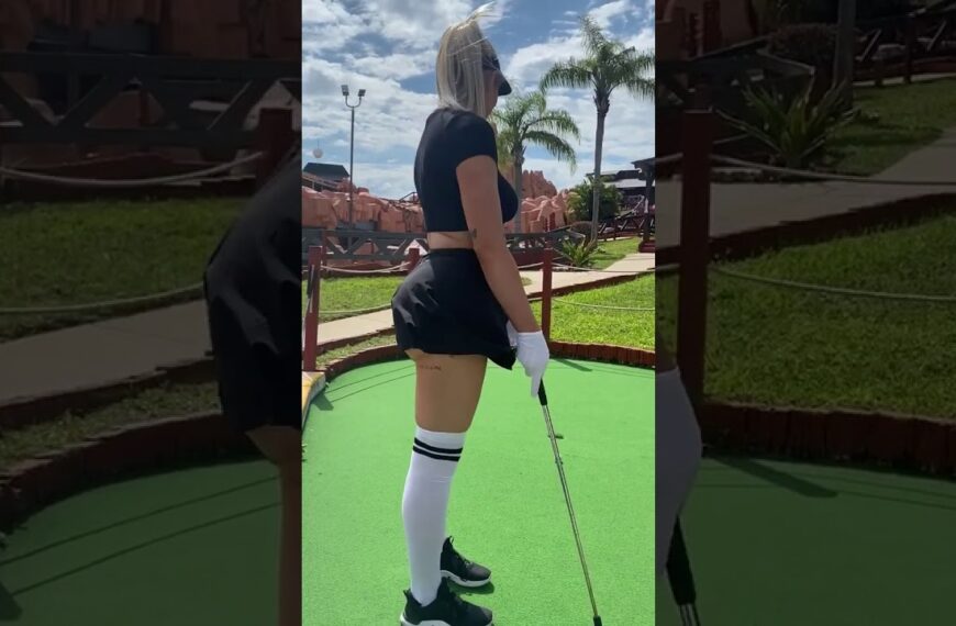 Sexy Frau spielt Golf