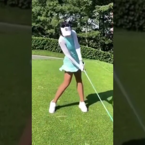 Golf Babe mit einem glatten sexy Schwung in Zeitlupe!!!