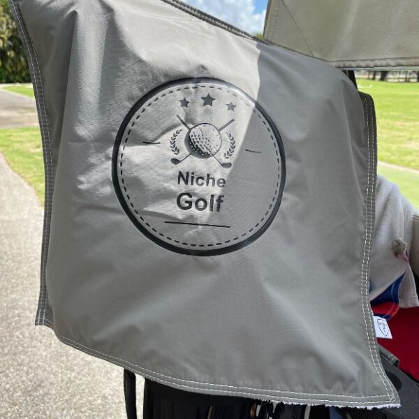 Ein Golfhandtuch, das zusätzlich ein Regenschutz ist –