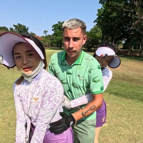 2 HEISSE THAILÄNDISCHE MÄDCHEN ZEIGEN MIR, WIE MAN GOLF SPIELT